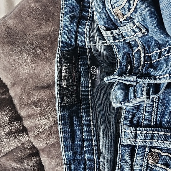 Ladies distressed silver capris - Picture 6 of 7